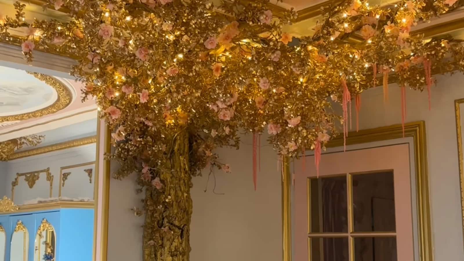 L'arbre doré fleuri de la Maison, déployé au plafond
